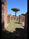 07208 ostia - regio i - insula xii - caseggiato a tabernae (i,xii,10) - westseite - porticus - bli ri sueden - 06-2024.jpg